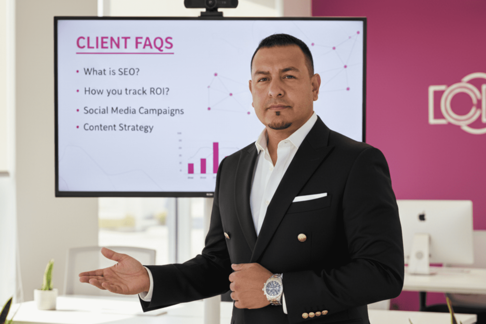 Reunión del equipo de Magenta PMD analizando estrategias de marketing digital y resultados de campañas para empresas en Colombia y LATAM